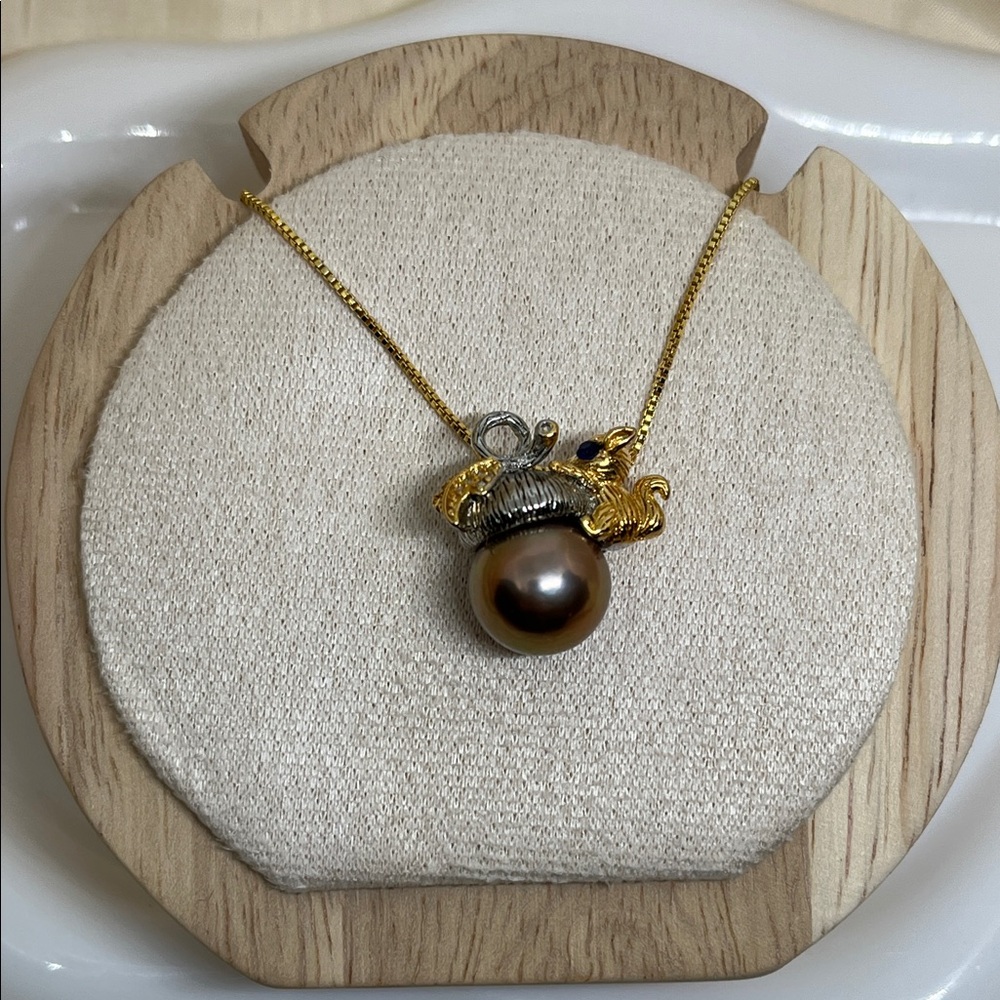 Freshwater Pearl Pendant in squirrel and hazelnut design